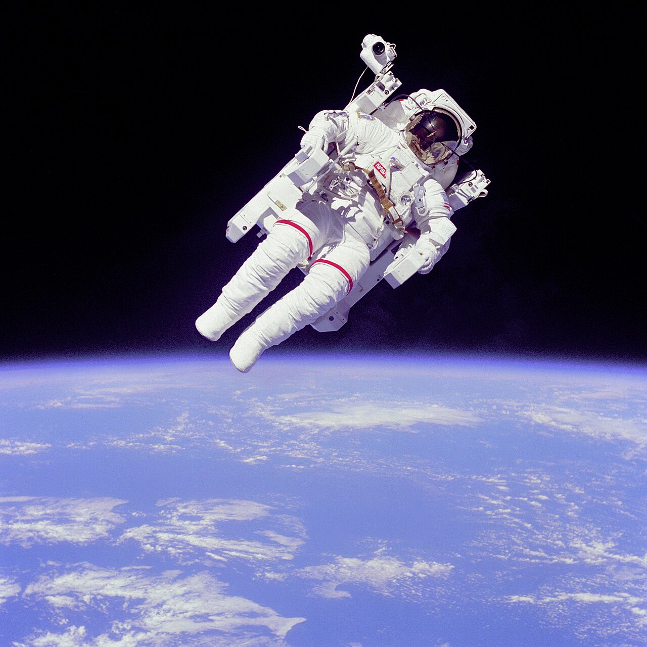 우주비행사가 나가는 곳은 space다.